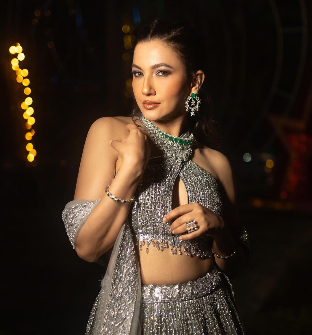 GAUAHAR KHAN IN CHARCOAL GREY NET LEHENGA CHOLI SET