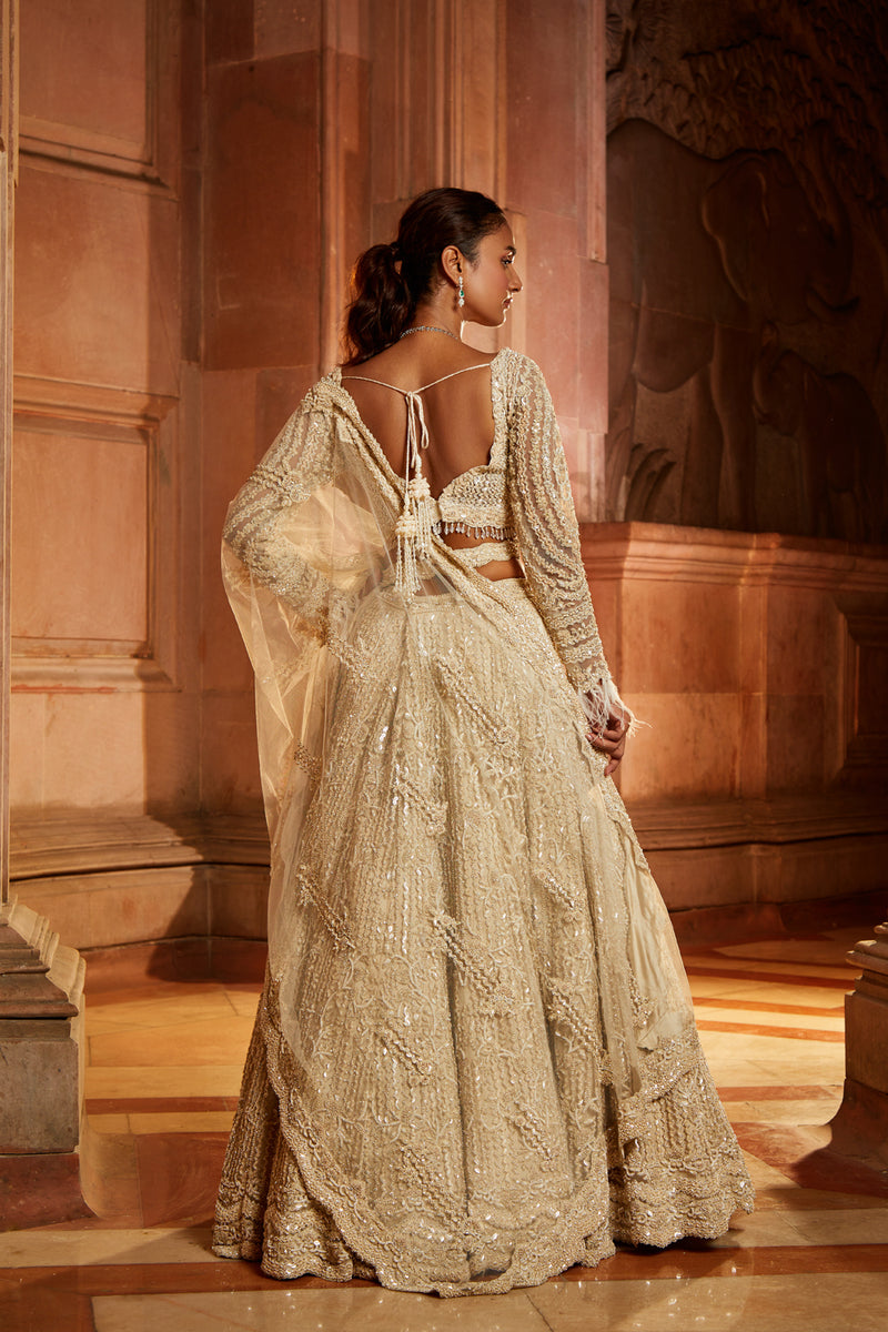Pin by Vidushi Rathore on Bride World | Indian bridal, Sikh bride, Bridal  dupatta